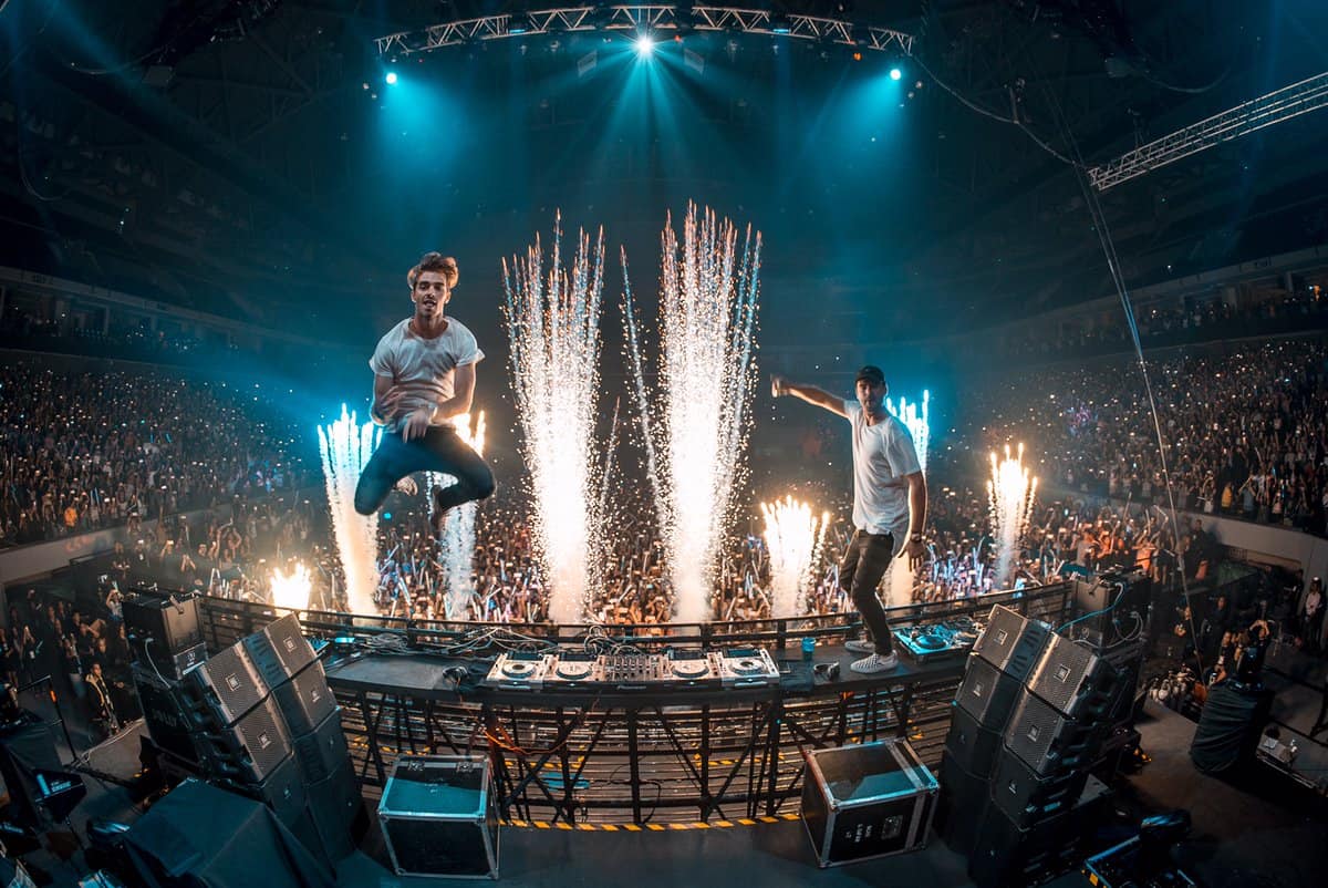 Penampilan spektakular The Chainsmokers dengan tembakan kembang api dari sisi panggung